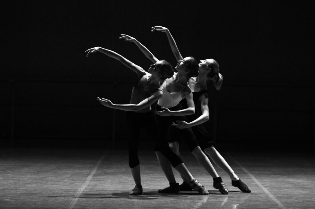 DANCING GROUP FOR ADULTS & TEENS